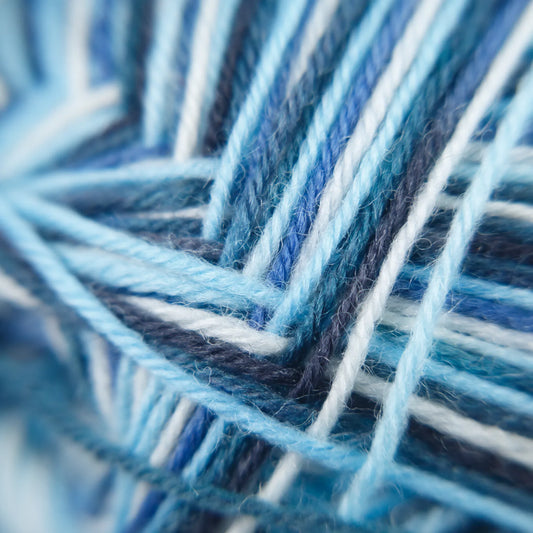 Fibre close-up of Sock Flock ‘Arctic Ocean’ yarn showing snow-grey and deep sea blue plies.